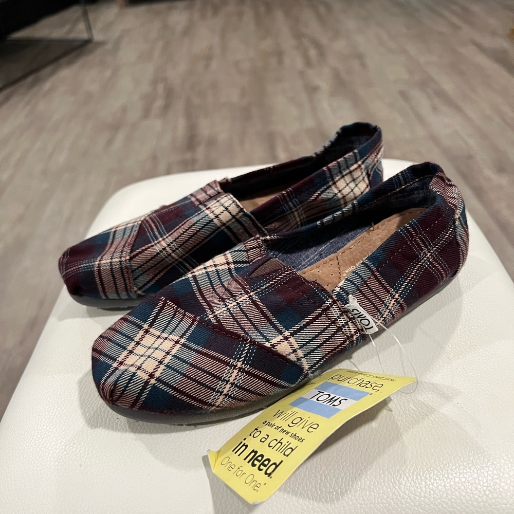 BUNDLE 2 ITEMS FOR $8✨

LAST PRICE🍒🤍 TOMS plaid comfort flats ✨ - Picture 7 of 13